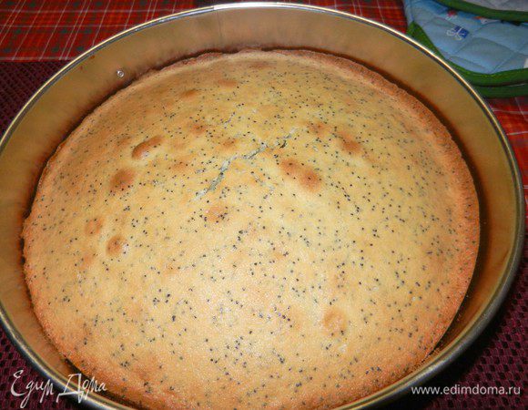 2 ст. муки смешать с 2 ч.л. порошка для выпечки и 1/2 ч.л. соли. Добавить в смесь масла с сахаром и перемешать. Сюда же преложить смесь со взбитыми белками и аккуратно перемешать. Разместить в смазанную маслом или спреем форму для выпечки и выпекать около 1 часа при темп. 160 гр. С. Не вынимая из формы, дать постоять около 10 минут.