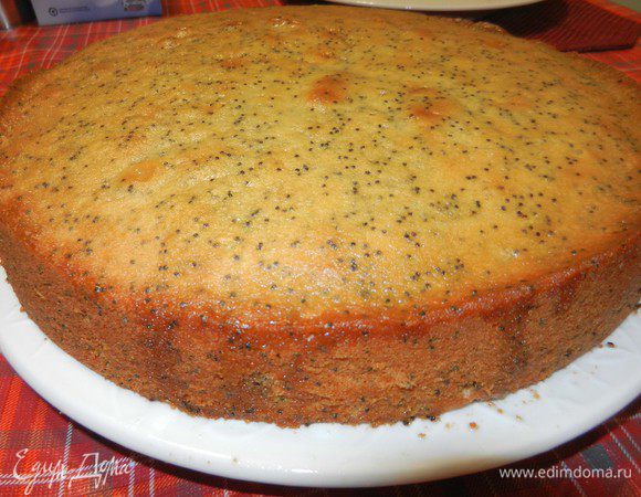 В 2 ст.л. горячей воды добавить 3/4 ст. сахарной пудры, смешать до однородности. Добавить 6 ст.л. свежевыжатого сока лайма, перемешать. Полить сверху горячий пирог, давая впитаться. Пирог охладить. Разрезать на 12 частей.