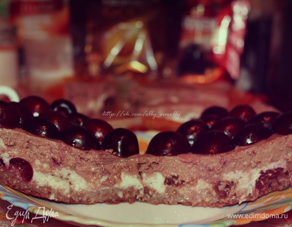 После дать пирогу хорошенько остыть, а затем аккуратно вынуть из формы и поставить в холодильник на пару часов. Сверху можно украсить ягодами или оставшейся кокосовой стружкой.