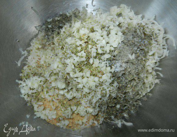 В небольшую емкость смешать вместе: 2/3 ст. хлебной крошки, 1/2 ст. тертого сыра Пармезан (Parmesan), 1/2 ст. тертого сыра Романо (Romano), 1 ст.л. порубленного свежего орегано (или 1 ч.л. сухого), 1 ст.л. нарезанного свежего базилика (или 1 ч.л. сухого), 2 ст.л. нарезанной свежей петрушки, нарубленные 2 дольки чеснока, 1/2 ч.л. соли, 1/2 ч.л. черного молотого перца.