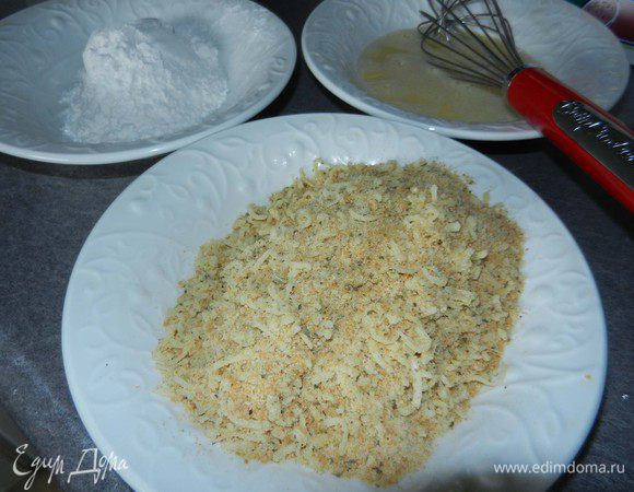 Отдельно слегка взбить 2 яйца. В другую емкость насыпать 1/2 ст.муки. Получилось 3 емкости. Мокать поочередно куриные грудки с обеих сторон сначала в муку, потом - в яичную смесь и затем - в смесь из шага №1 - хлебных крошек, приправ и сыра.
