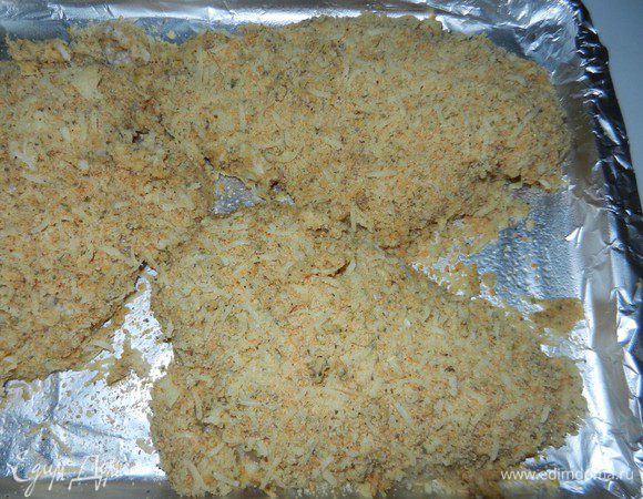 Лист для выпечки накрыть фольгой и смазать оливковым маслом (или спреем).  Выкладывать на подготовленный лист для выпечки. Сверху грудки взбрызгнуть масляным спреем для выпечки.