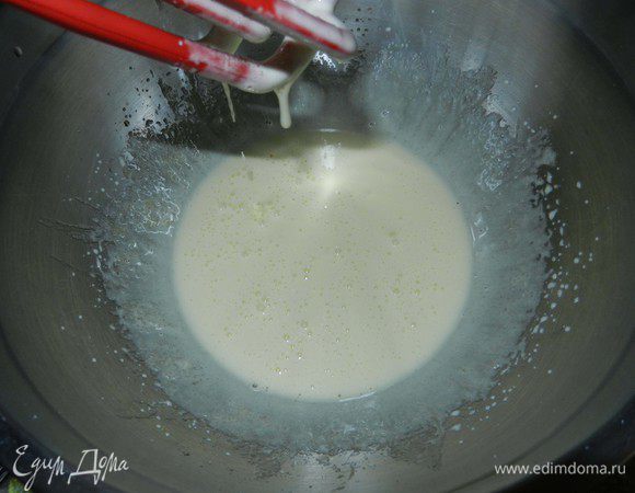 Нагреть духовку до 180 гр. С (375 F). В емкости среднего размера взбивать миксером на высокой скорости 4 желтка с 0,5 ч.л. ванилина в течение 5 минут, до загустения. Продолжать взбивать понемногу добавляя 1/3 ст. сахара, взбивать на высокой скорости до полного растворения сахара.