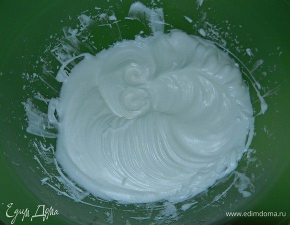 Помыть инструменты для взбивания. В другой емкости взбивать на средней скорости 4 яичных белка, до белых кучерявых пиков. Затем начать по-немногу осторожно добавлять 1/2 ст. сахара, продолжая взбивать. 