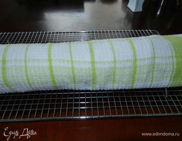Свернуть корж в полотенце (скатывайте корж стороной которая короче). Дать остыть. 
Тем временем приготовьте начинку.