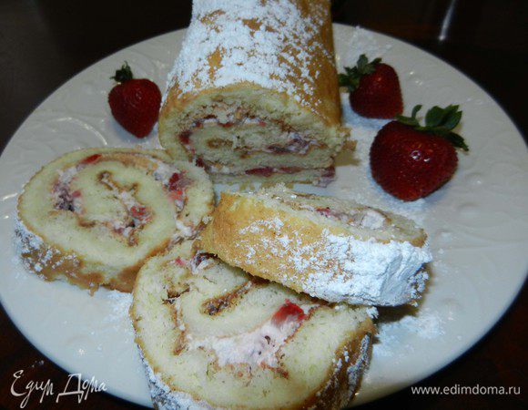 Посыпать сахарной пудрой и разрезать на не слишком тонкие кусочки.
Наслаждайтесь изумительным вкусом. Хранить в холодильнике.