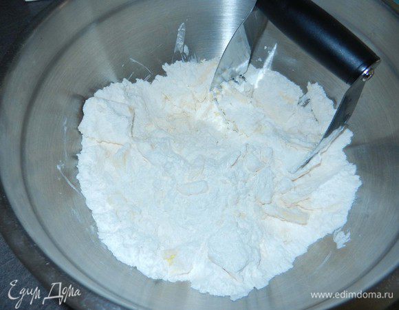 Соединить 2 1/2 ст. муки, 2 ст.л. сахара и 1 ч.л. соли, порубить с 230 г сливочного масла. Влить 1/4 (до 1/2) ст.холодной воды. Вымесить тесто. Сильно долго с ним не возитесь, чтобы масло (маргарин) не начали таять.