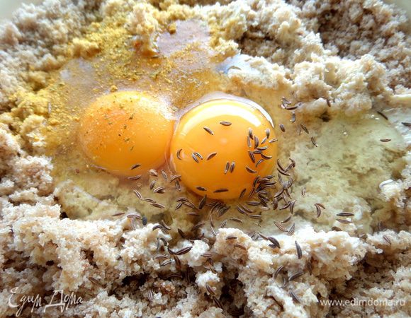 Вбить пару яиц,тмин,соль,приправы ароматные.