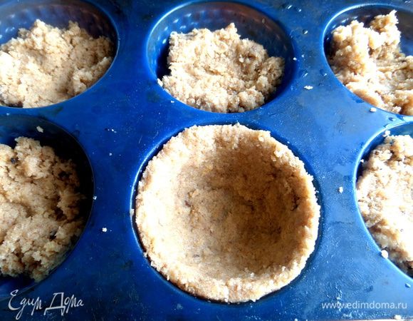 Смазываем силиконовые формочки и накладываем мягкий хлеб по порциям.