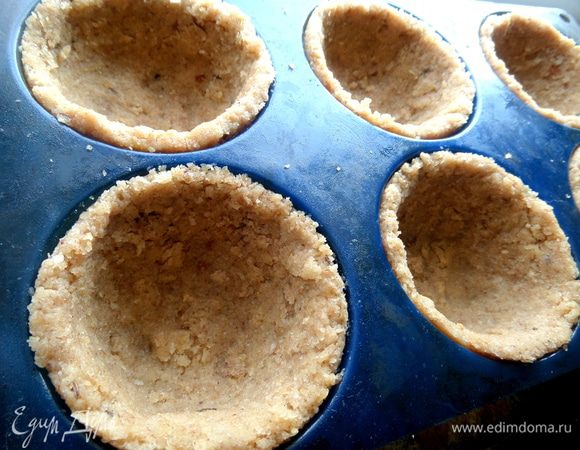 Приминаем хлеб по стенкам,не оставляя просветов! Ставим в духовку на средний огонь поджариться.