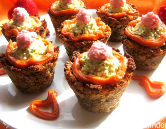 Чем заполнить? Вот первый вариант...с творожно-сырной начинкой: http://www.edimdoma.ru/retsepty/58581-pirozhnye-v-hlebnyh-korzinochkah-s-syrom-dzhyugas