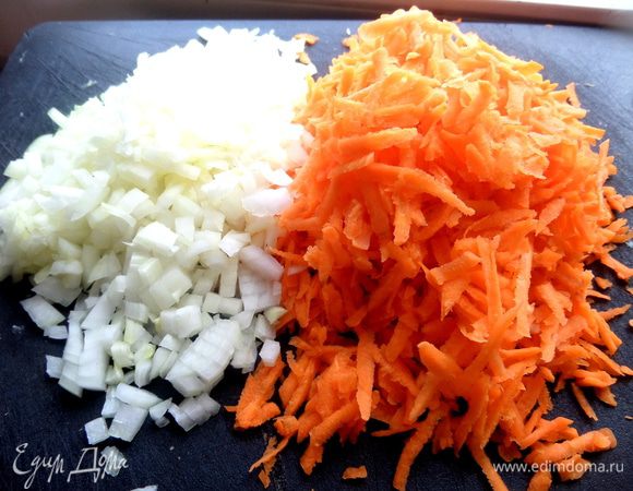 Сегодня они у меня с печёночным паштетом...Для него нужно натереть морковь и нарезать лук.