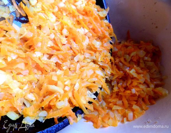 Обжарим овощи на масле до золотистости и переложим отдельно в миску.