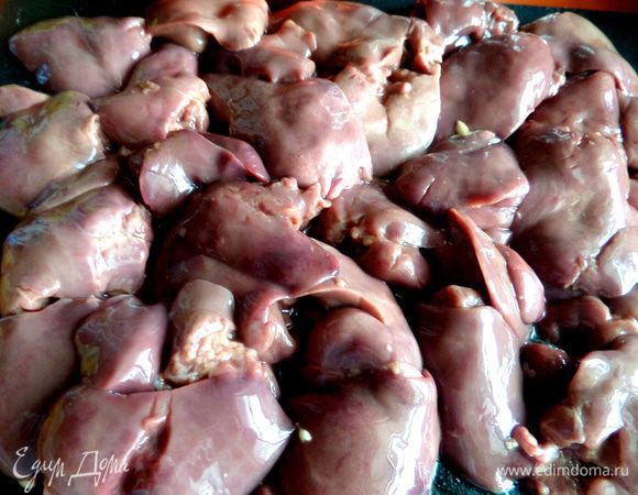 Печень разрежем пополам,уберём жилки...