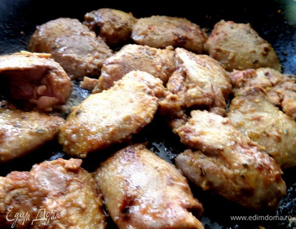 ...и обжарим в той же сковороде на масле,обваляв в муке и посыпав специями.