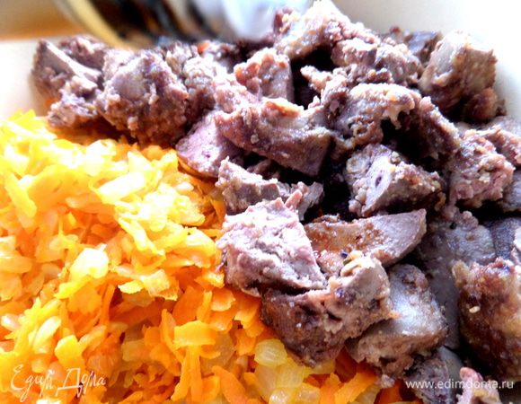 Соединяем с поджаркой печень,нарезав её на кусочки.