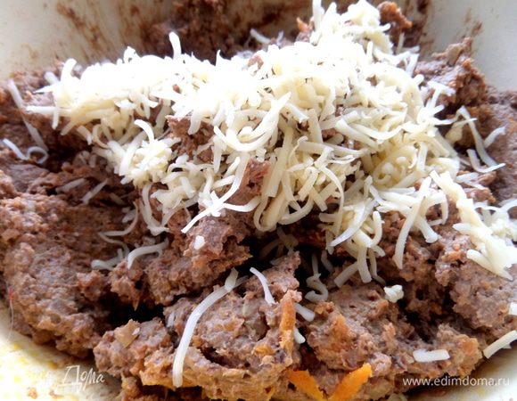 Часть сыра добавим в начинку.