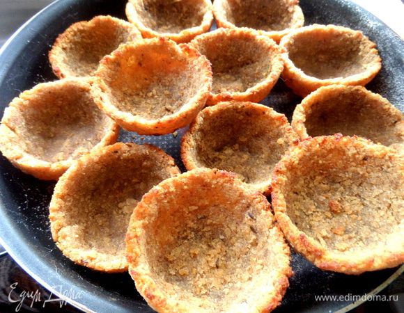 Ставим корзиночки в непригораемую форму.