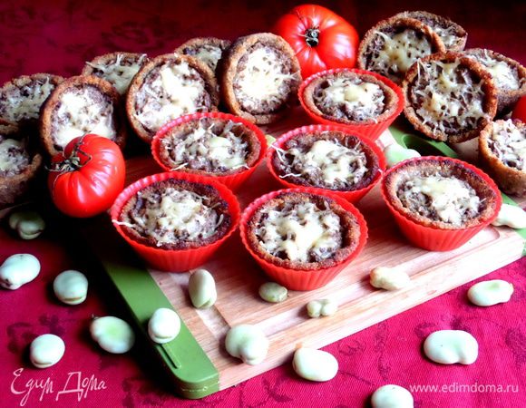 До прихода гостей держим прикрытыми плёнкой,чтобы не подсохли! Корзиночки отлично держат форму и очень эффектно смотрятся на столе)))