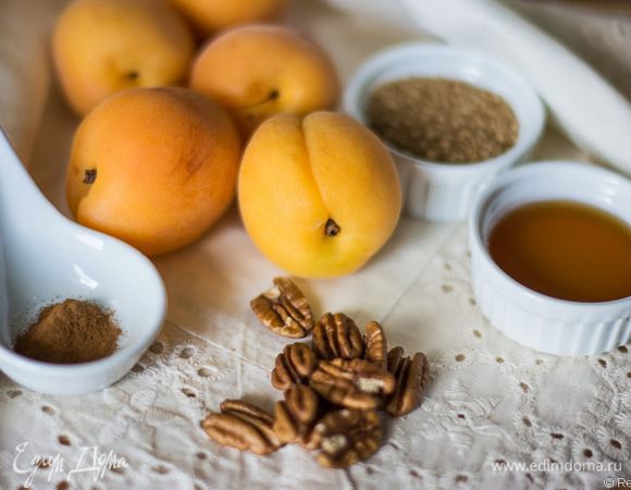 Я даю рецепт в расчёте на 5 штук, а вы уж сами решайте, сколько вам их нужно. Важно: абрикосы должны быть спелыми и сладкими, иначе не получится то, что нужно.
Орехи можно взять грецкие или миндаль. И так и так очень вкусно. Я больше люблю с грецкими и этот рецепт отсняла именно с ними.
Масло нужно для смазывания противня.