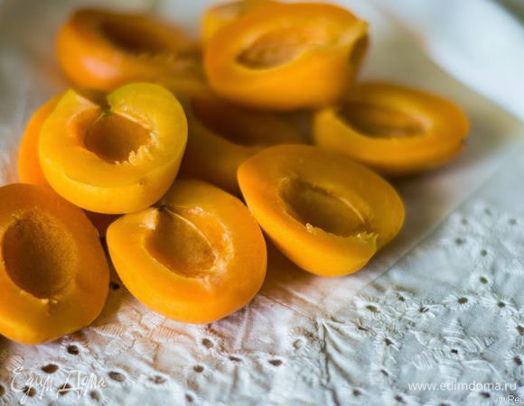 Моем абрикосы, разрезаем их на половинки и удалаем косточки.