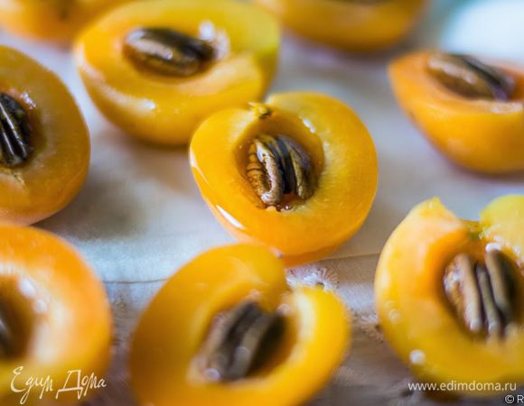 Теперь смажем абрикосы по срезам медом.