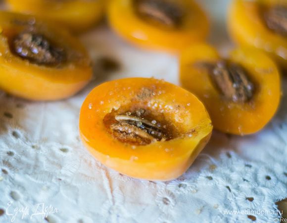 Посыпьте корицей (совсем чуть-чуть, для лёгкого аромата) и коричневым сахаром.