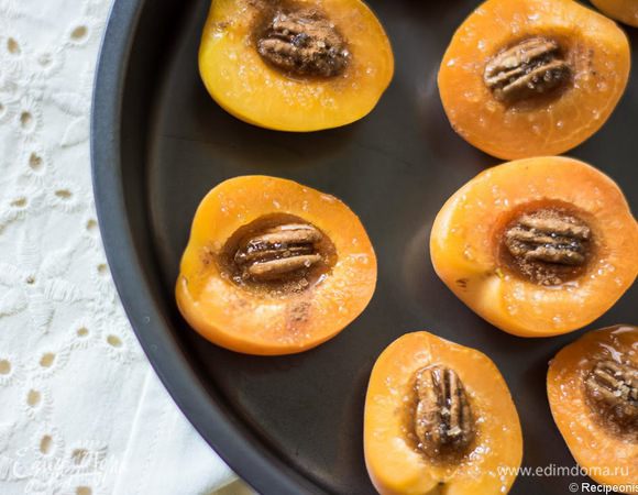 Выложите все на смазанный маслом противень срезами вверх. И отправляйте в духовку, разогретую до 185 градусов цельсия. Через 20 минут абрикосы готовы.