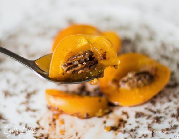 Сервируйте, как нравится. Все подходит: сахарная пудра, тертый шоколад, взбитые сливки, мороженое. Но и просто так все очень вкусно. Гости и дети очень любят:-) Между прочим, такой десерт прекрасно сочетается с вином. Пробуйте!