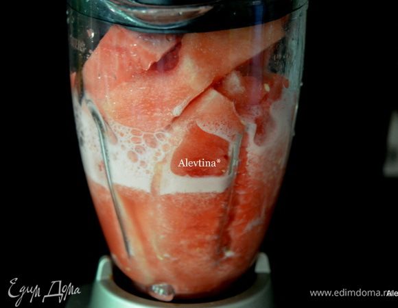 Арбуз среднего размера, половинку очистить от корочки, семян, если они есть. Сложить в блендер, добавить сахар и взбить.