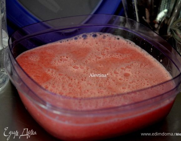 Содержимое перелить в контейнер с крышкой. Добавить сок лайма, водки, если нравится крепкая гранита ,то добавляем 200 мл. Перемешиваем , закрываем крышкой и ставим в морозильник на 3-4 часа.
Для тех кто не использует алкоголь делает также,без добавления его.