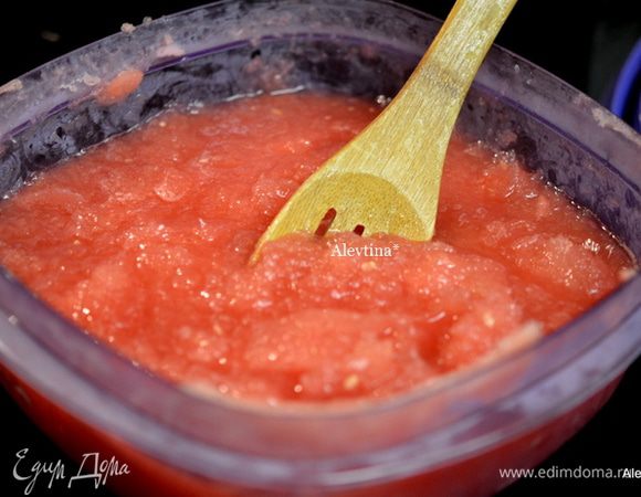 Затем перемешиваем вновь, содержимое кристаллизуется в крупинки льда. Поставим вновь в морозильник на несколько часов.
