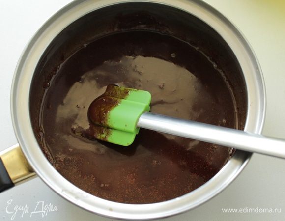 Шоколад растопить вместе с маслом.