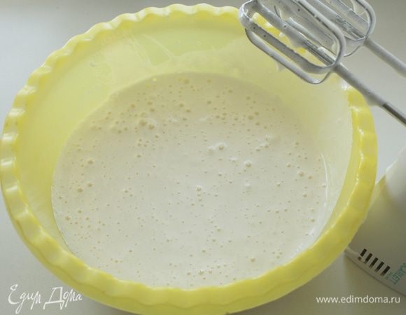 Яйца взбить с сахаром до  светлого состояния около 3 минут.