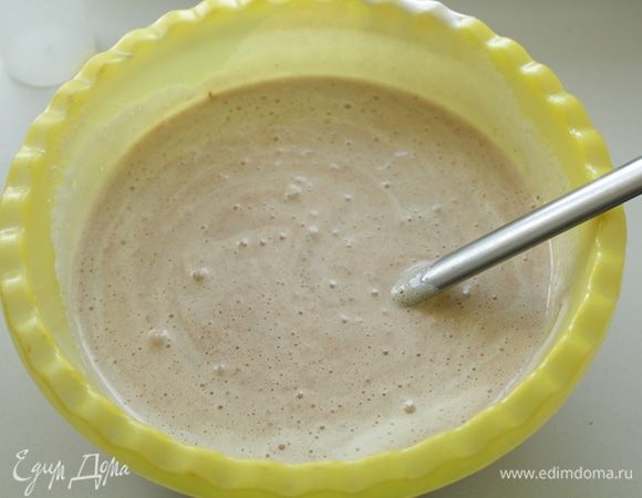 Добавить растопленные масло и шоколад, апельсиновый сок, хорошо перемешать.