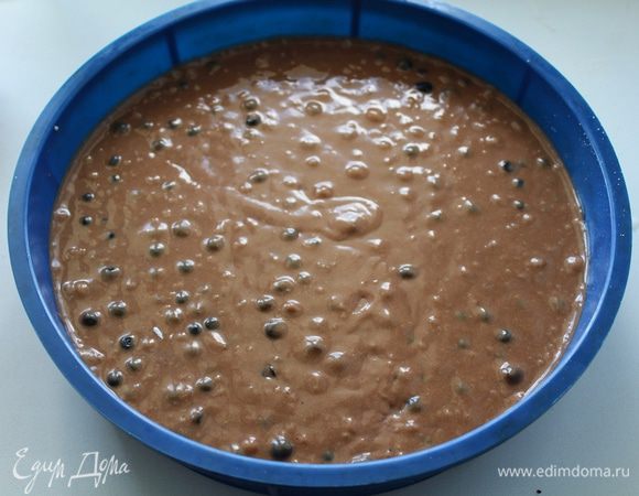 Затем добавить муку, разрыхлитель, соль .
Всё ещё раз хорошо перемешать и дать постоять 10 минут. Добавить ягоды, аккуратно перемешать.
Тесто вылить в форму, поставить в духовку и выпекать 40-50 минут.
Дать пирогу остыть в форме минут 10-15.