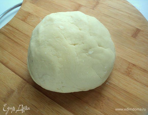 Муку высыпать в миску, сделать углубление. В кипяток добавить соль, растительное масло, размешать, вылить в муку и быстро замесить тесто. Обернуть тесто в пищевую пленку и дать полежать 1 час.