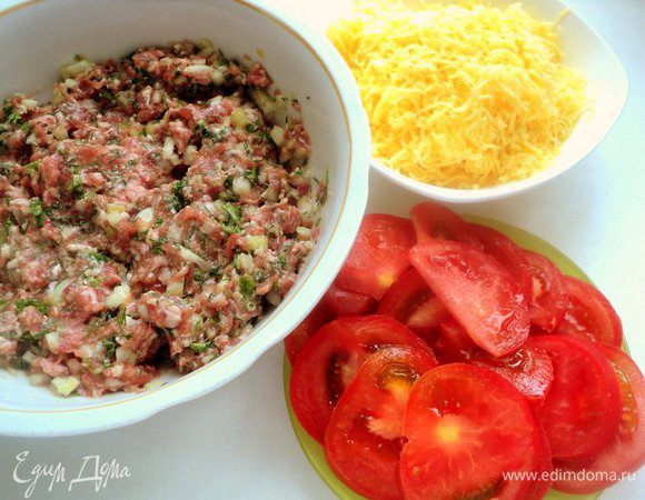 Нарезать тонкими кружками помидор и натереть сыр.