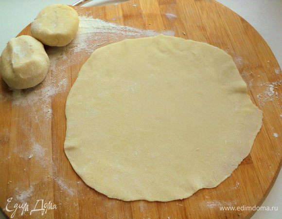 Тесто разделать на шарики, которые тонко раскатать. 