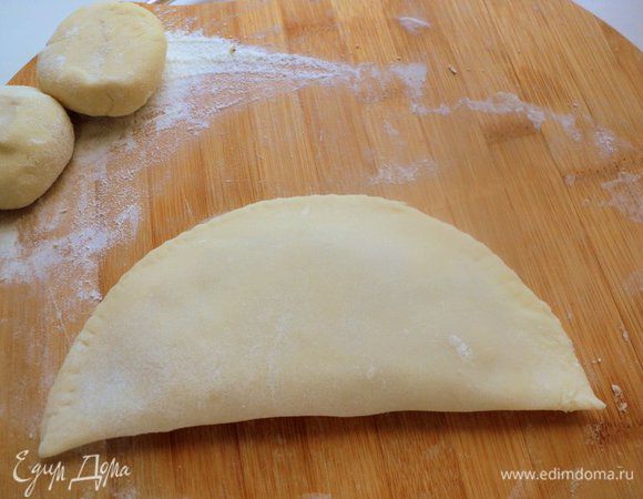 Накрыть второй половиной теста, слегка прижать, положить сверху блюдце и обрезать фигурным ножом края.