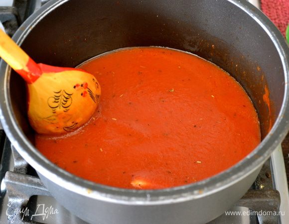 Для соуса в кастрюльке разогреть 4-5 ст.л. оливковго масла и обжарить зубчик чеснока. Добавить томатный соус, чайную ложку сахара, немного посолить и слегка уварить соус. (по желанию можно добавить смесь сушеных трав - базилик, майоран, орегано...)