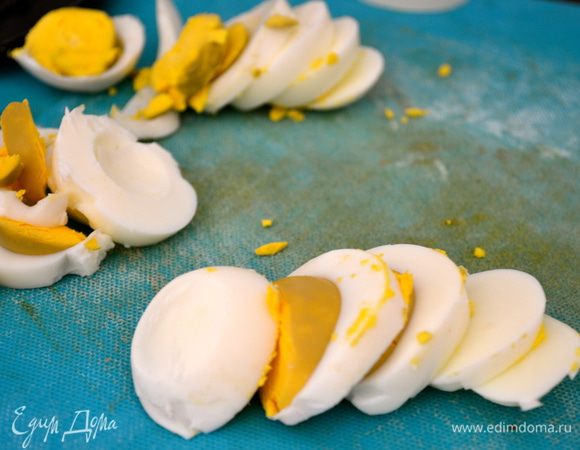 Пока готовится соус отварить 7 яиц (1 яйцо оставить для соуса-заливки). Сыр взять из тех сортов, которые хорошо плавятся. Нарезать также сыр...