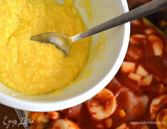 Последним слоем будет томатный соус. А теперь в миске разбить яйцо, добавить тертый пармезан и размешать до однородного кремообразного состояния.