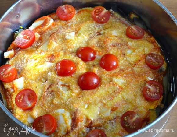 Выложить сырный соус на поверхность запеканки. Сверху украсить разрезанными пополам помидорками и дольками яйца. Выпекать в духовке разогретой до 180 С 10-15 минут.