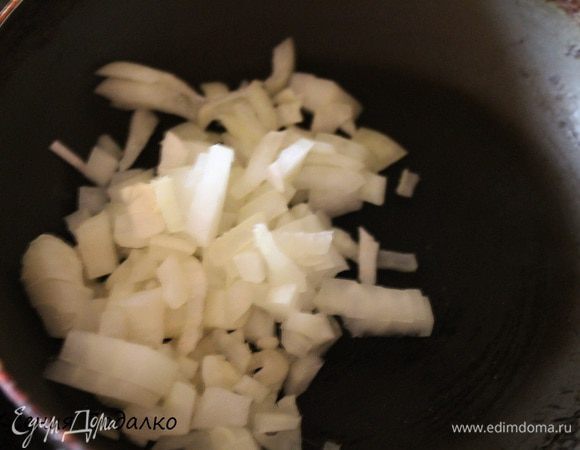Лук нарезать мелкими кубиками.