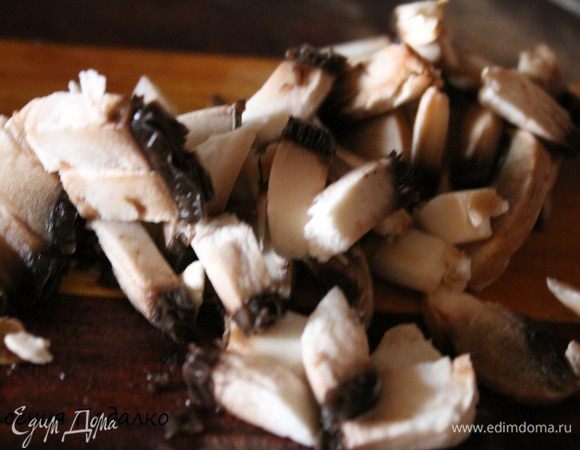 Грибы нарезать короткой соломкой или тоже кубиками и обжарить вместе с луком и 2-мя ст.л. масла. До золотистого цвета.