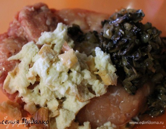 В миску к фаршу кладем обжаренные грибы с луком, размоченный в молоке ломтик батона. Солим, перчим по вкусу, накрываем пищевой пленкой и убираем в холодильник.