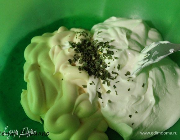 Займемся тестом. В глубокую миску выложить сметану, майонез и сушеный или свежий зеленый лук. Перешать. Постепенно добавляем просеянную муку.