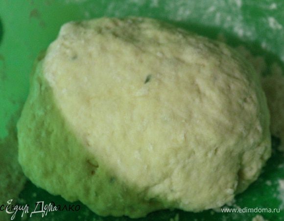 Замешиваем мягкое и эластичное тесто. Накрываем полотенцем и даем отдохнуть 20 минут.