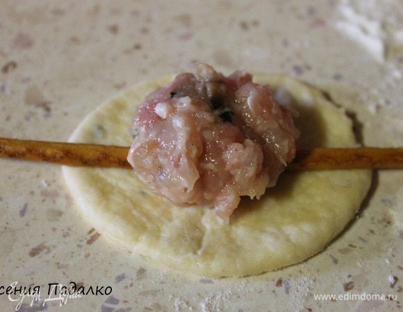 На соломку посередине, кладем небольшой шарик фарша..